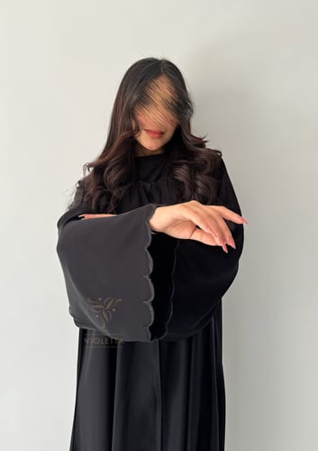 بكج عباية ربع كلوش سوداء بتطريز أسود و فستان داخلي...