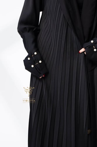 عباية سوداء بكسرات ومشابك لؤلؤ -z6059