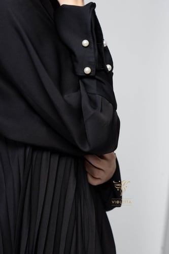 عباية سوداء بكسرات ومشابك لؤلؤ -z6059