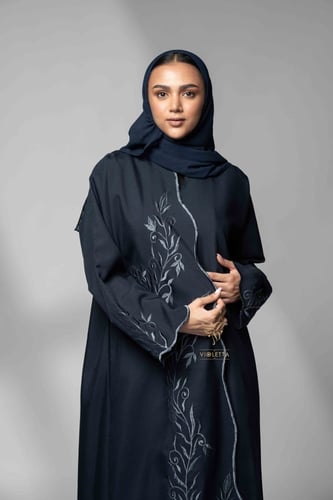 عباية كحلية بتطريز أنيق بقماش رغدة Z6135