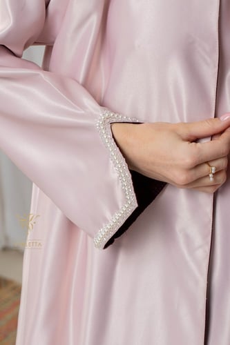 عباية وردية بفستان داخلي وأكمام مشكوكة Z6077