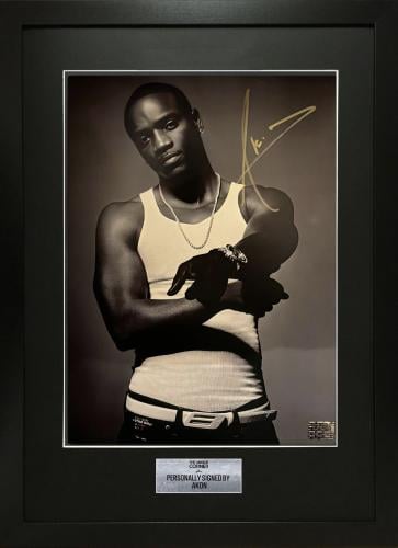 FRAMED AKON HAND SIGNED PHOTOGRAPH