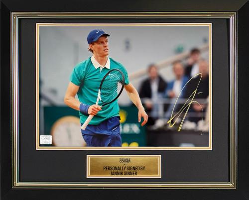 FRAMED JANNIK SINNER HAND SIGNED PHOTOGRAPH