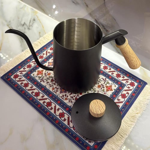 ابريق ماء خشبي
