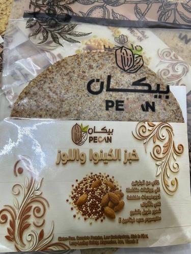 خبز الكينوا واللوز