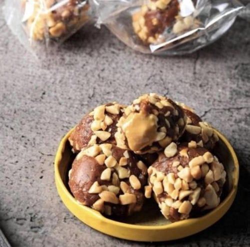 كرات التمر بالمكسرات محشية طحينة