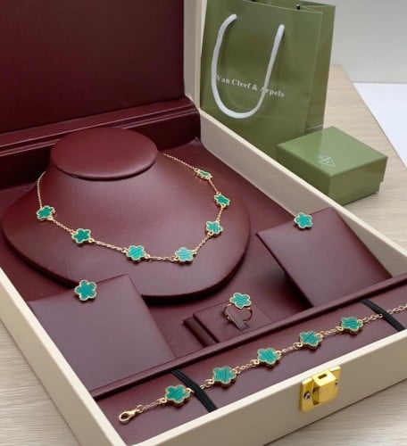 طقم فان كليف نسائي