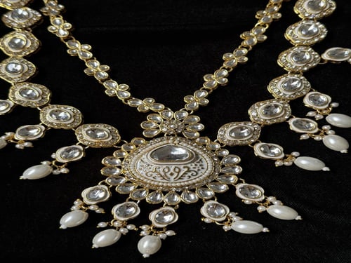 عقد طويل من مجموعة بيار