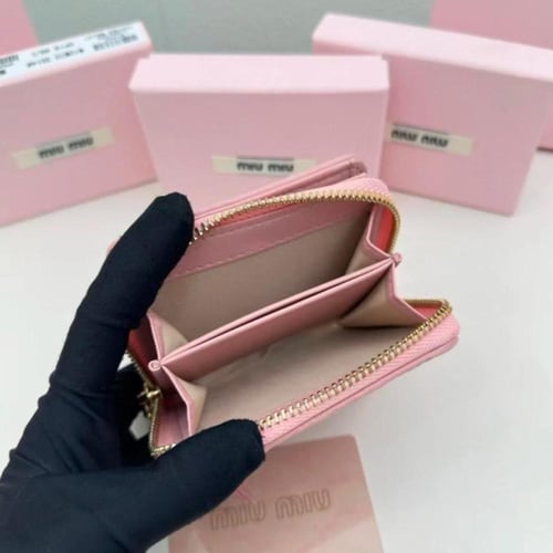 محفظة miumiu
