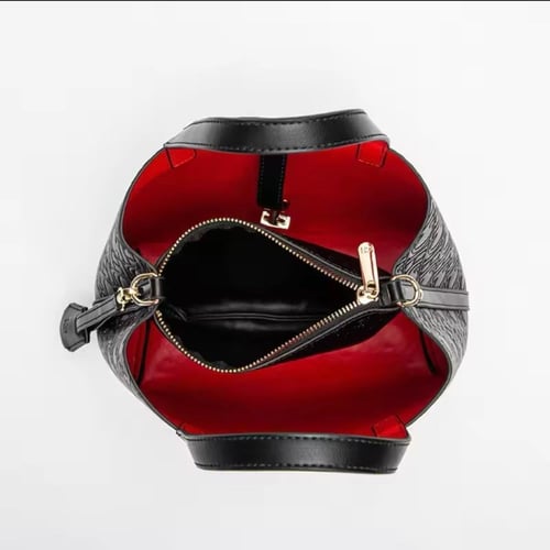 شنطة CH أسود جلد