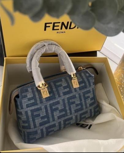 شنط FENDI كحلي