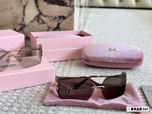 نظارة miumiu مع الملحقات