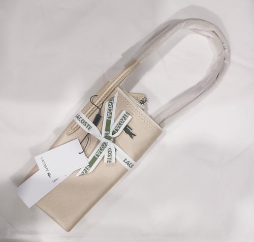 لاكوست ذهبي فاتح