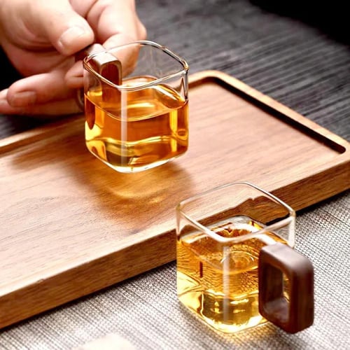 كوب قهوة زجاجي مصنوع من خشب