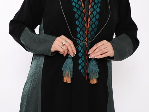 عبايه نصف كلوش جوانب لون زيتي وتطريز امام قماش كري...