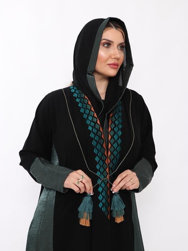 عبايه نصف كلوش جوانب لون زيتي وتطريز امام قماش كري...