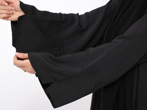 عبايه دبل كلوش ثلاثه خط سرفله اسود بالكم ناعم قماش...