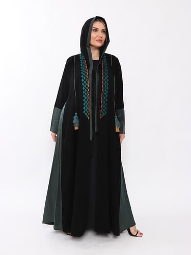 عبايه نصف كلوش جوانب لون زيتي وتطريز امام قماش كري...