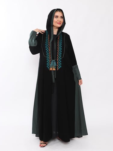 عبايه نصف كلوش جوانب لون زيتي وتطريز امام قماش كري...