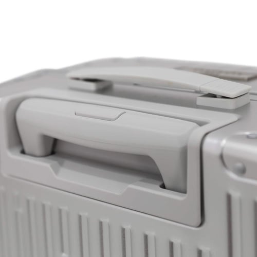 حقيبة صغير ماركة فكتوريا مصنوعة من الألمنيوم