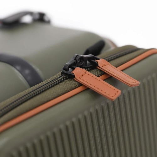 حقيبة من ماركة فكتوريا مقاس كابينة الطائرة