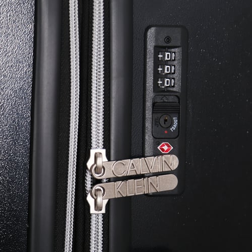 حقيبة من ماركة كالفن كلاين مقاس كابينة الطائرة