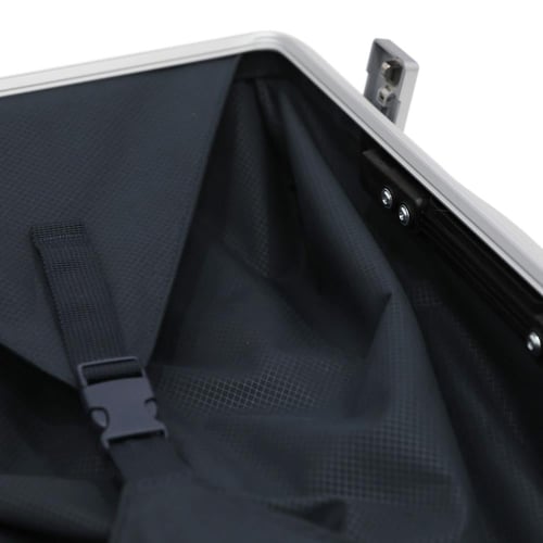 حقيبة صغير ماركة فكتوريا مصنوعة من الألمنيوم