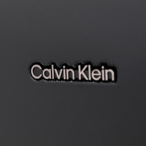 حقيبة مقاس صغير ماركة كالفن كلاين