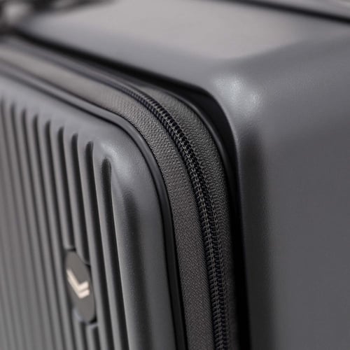 حقيبة من ماركة فكتوريا مقاس كابينة الطائرة