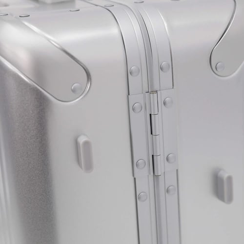 حقيبة صغير ماركة فكتوريا مصنوعة من الألمنيوم