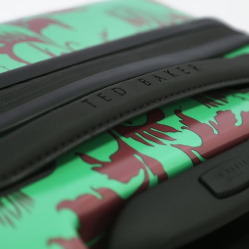 حقيبة من ماركة تيد بيكرمقاس كابينة الطائرة