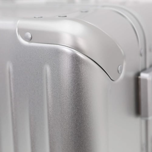 حقيبة صغير ماركة فكتوريا مصنوعة من الألمنيوم