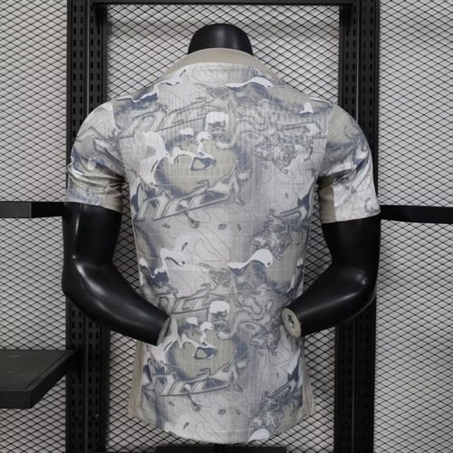 تيشيرت توتنهام احماء 25/26 - نسخة لاعبين