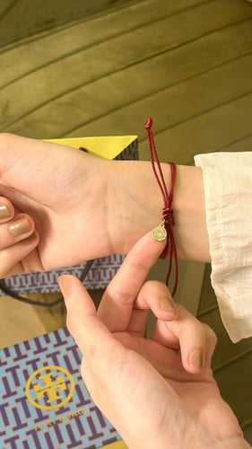 أسوارة نسائية بتصميم راقٍ ومميز باللون الفضي
