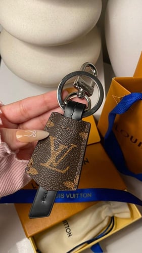 ميدالية أنيقة لون بني