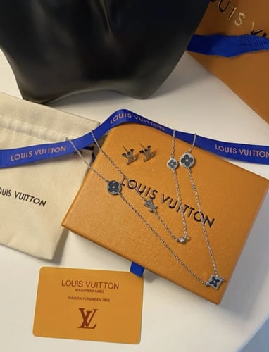 طقم فاخر فضي مع الملحقات لون ثابت