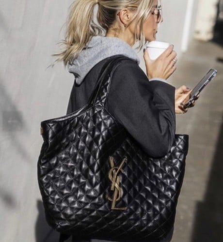 شنطة كروس نسائية جلدية بتفاصيل ذهبية فاخرة