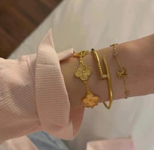 تنسيق 05 اساور متنوعة