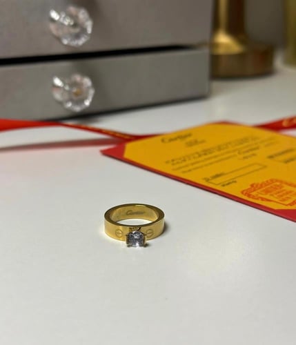 دبلة ذهبية بتصميم فاخر وفص مميز