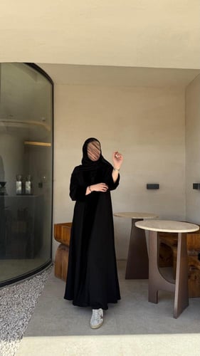 عباية نص كلوش قماش ملكي مكحلة بمخمل اسود سادة