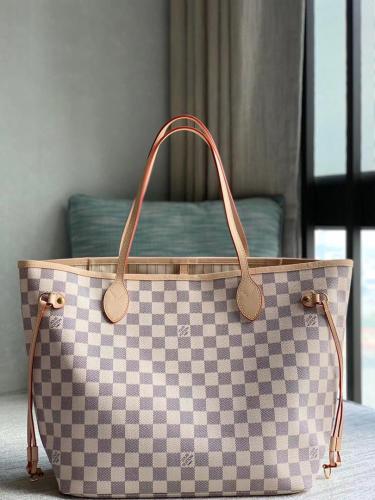 لوي فيتون ( مقلدة ، طبق الاصل )