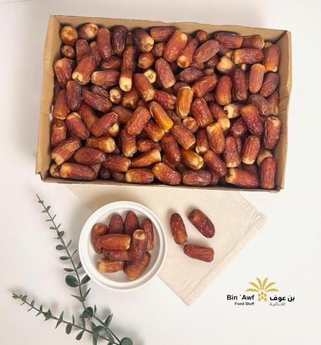 تمر صقعي فاخر – 3 كجم (أحمر مطوّق)