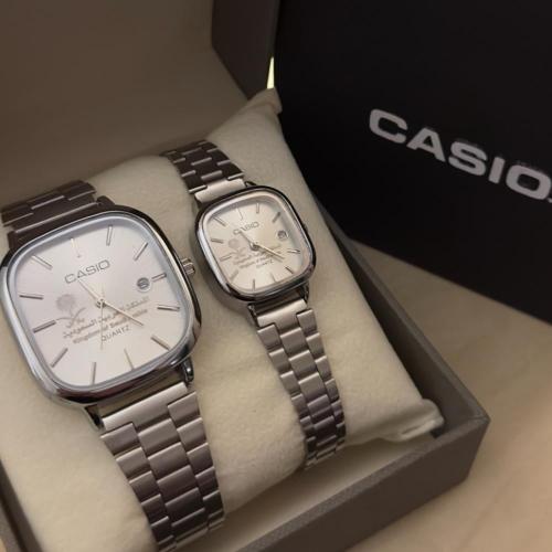 طقم ساعة كاسيو تصميم المملكة -نسائي ورجالي-( فضي