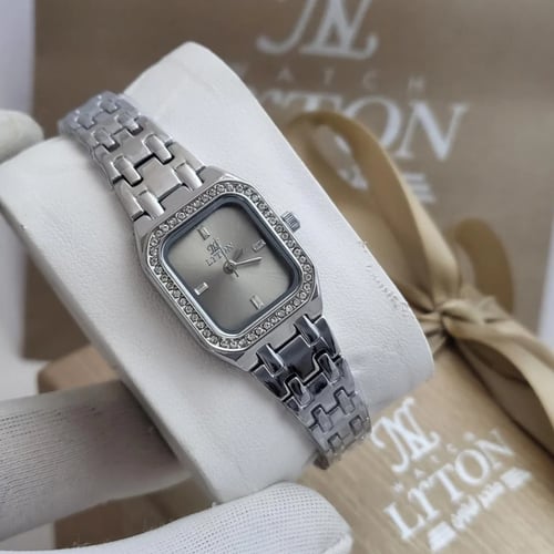 ساعة نسائية أستيل باللون الفضي