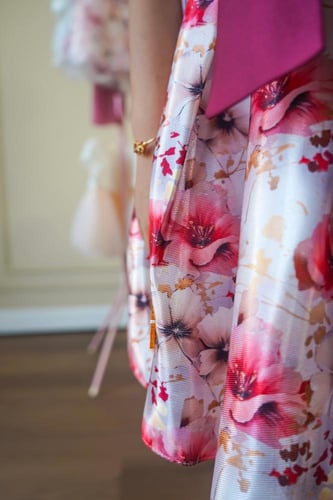 إطلالة الأزهار الملكية تنورة وبلوزة للفتيات الأنيق...