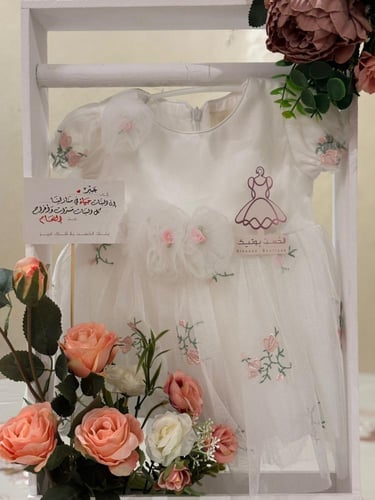 تنسيق ورد صناعي مع القاعدة وكرت مخصص - متوفر في مك...