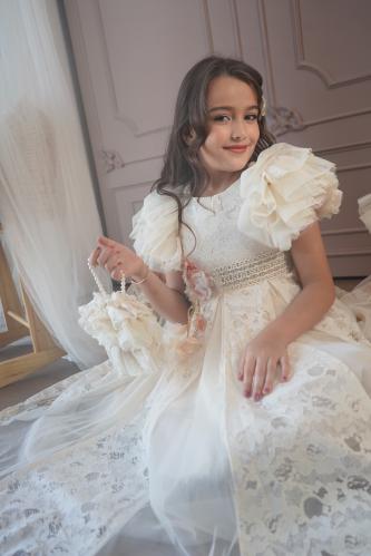 فستان الأميرة الحالمة دانتيل أوف وايت مع حقيبة للب...