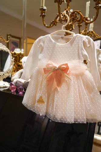 فستان مواليد مشمشي بأكمام طويلة - تصميم أنيق بنقاط...