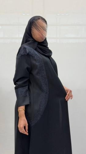 عباية عهد 2 كلوش بقماش سراميك اسود فاحم وتدخيلات كلفه دانتيل