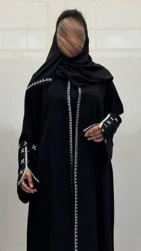 عباية منى بقماش اندنوسي سواد فاحم وتدخيلات تطريز